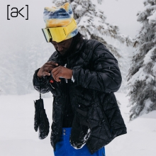 2526 버튼 AK 스노우보드 패딩 자켓 베이커 울트라라이트 다운 - 트루 블랙 (2206612A04)