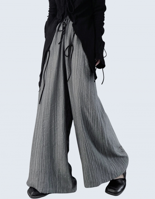 loose-textured pleated wide pants