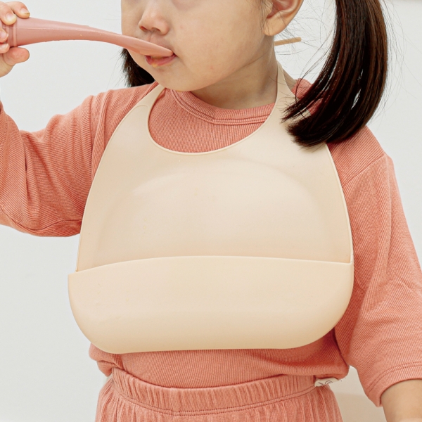 모엘루베베 아기 실리콘 턱받이 유아 자기주도 이유식