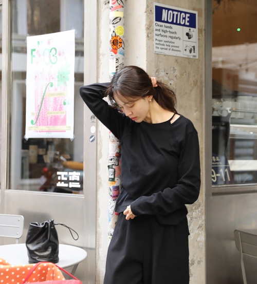 J 컷아웃 긴팔티블랙