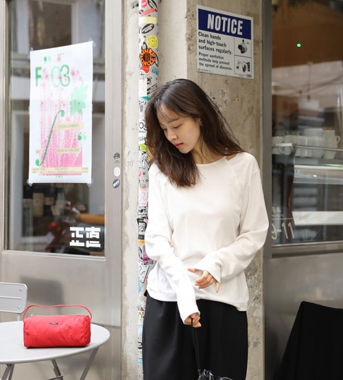 J 컷아웃 긴팔티아이보리