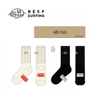 킵서핑_KEEP SURFING의 남, 여 공용 패션 자수 장목양말 제작사례.