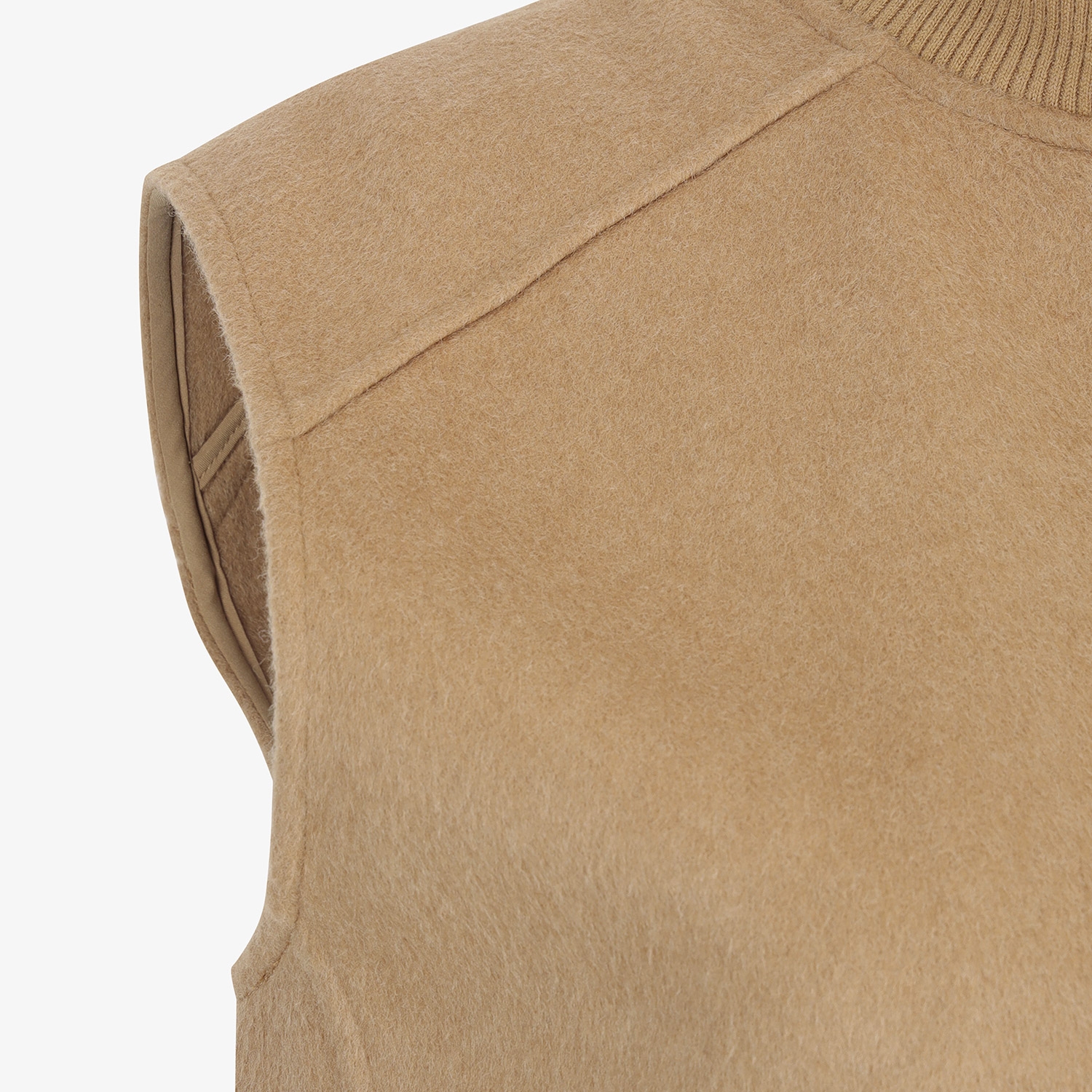 여성 사우스크로스 울 하이넥 집업 베스트_카멜