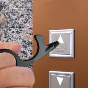 비첩촉 언택트 도어 오프너 버튼 누르기