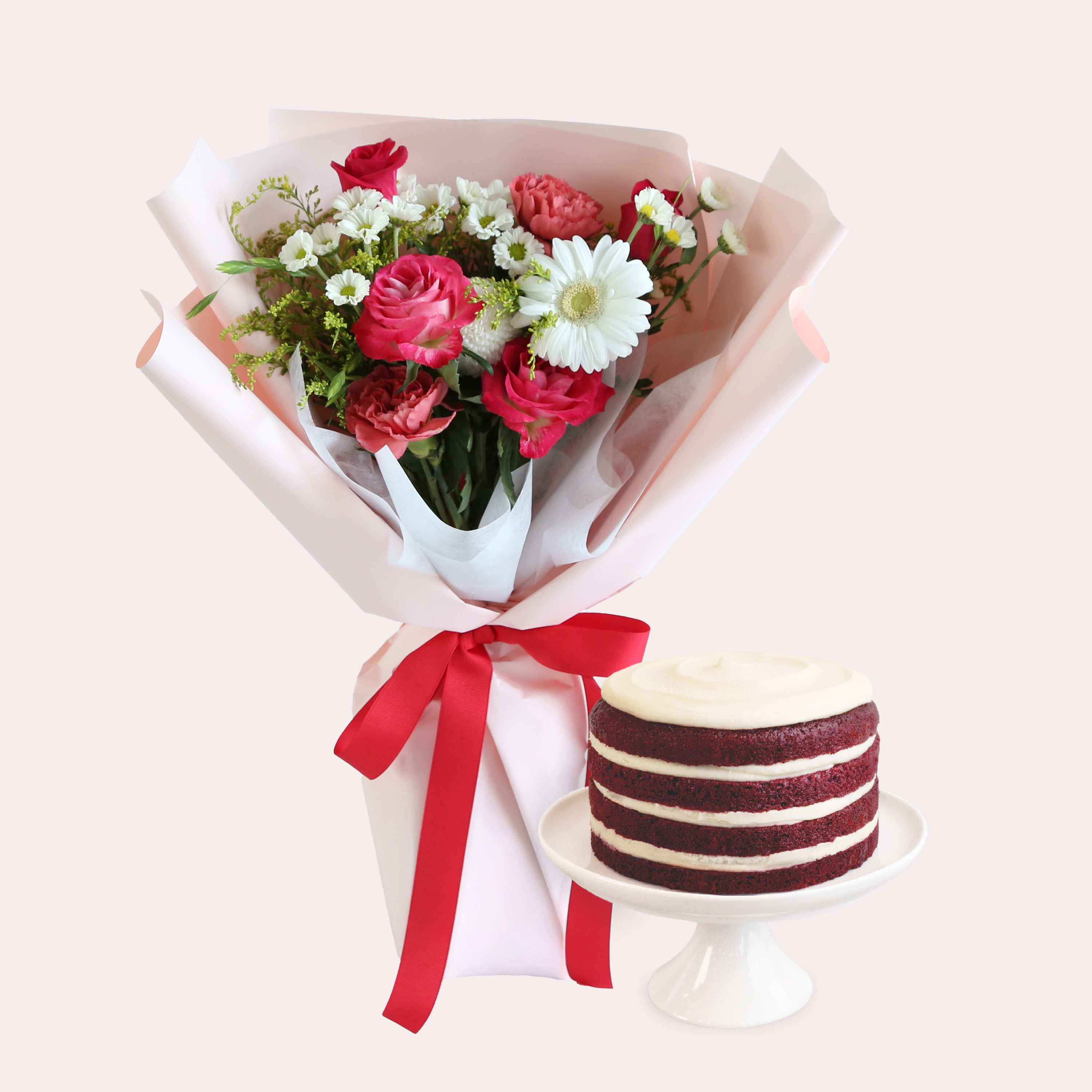 로맨틱 레드 꽃다발과 레드벨벳 케이크