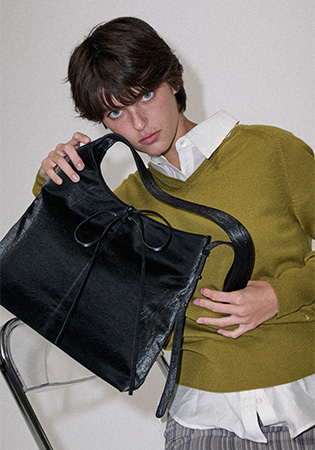 Triangle shoulder bag Black