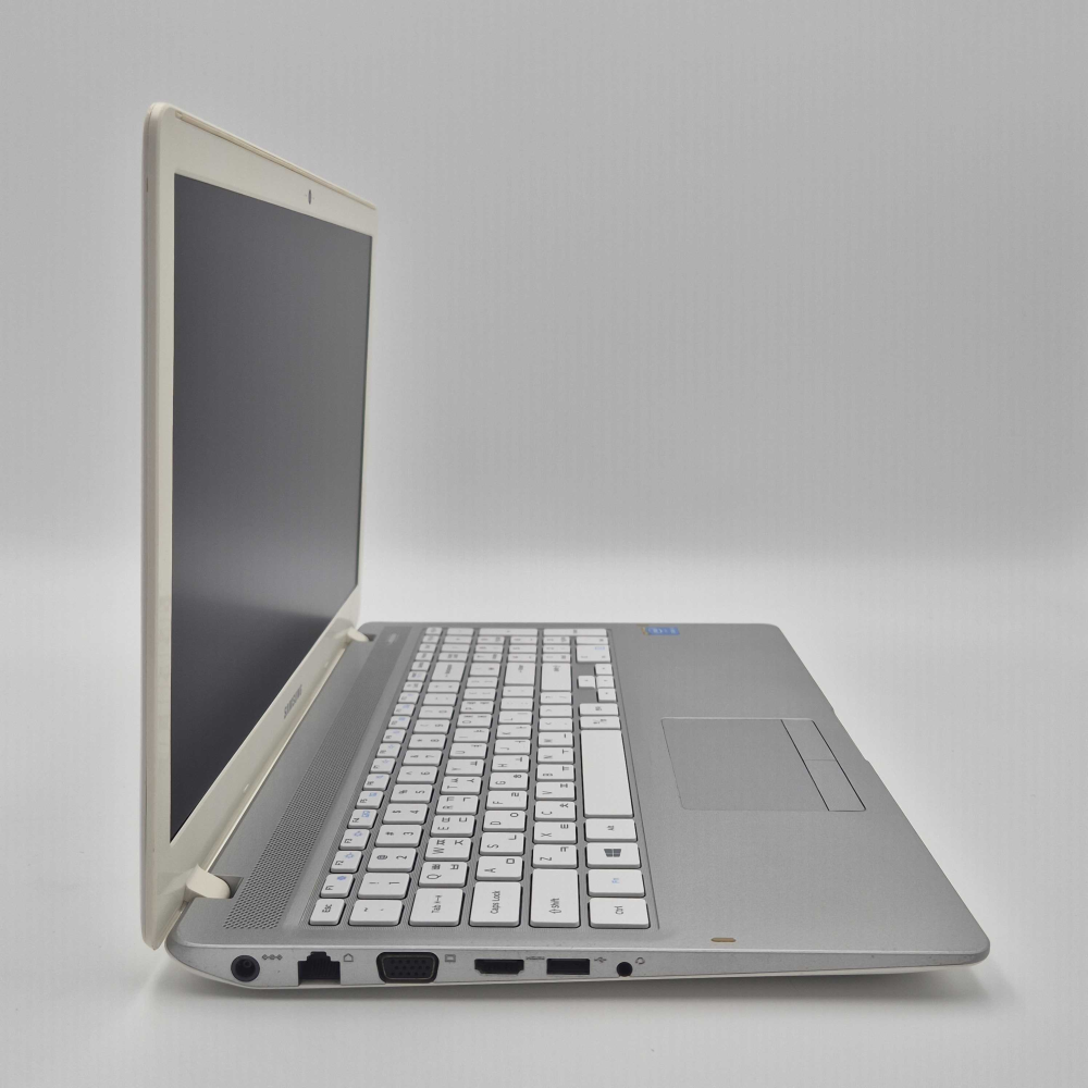 리퍼비시 삼성 실버화이트 i5 CPU RAM 8GB 256GB 15.6인치 리퍼 노트북