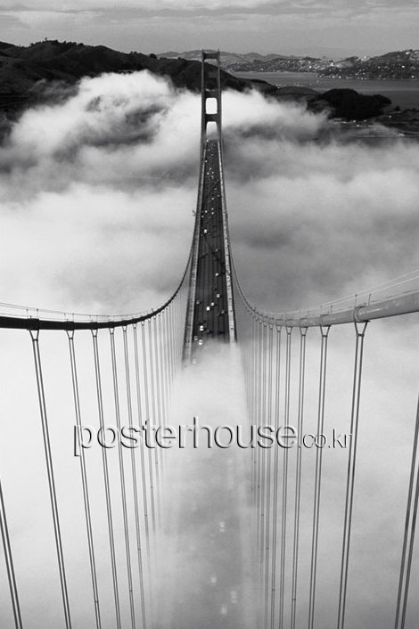 Golden Gate Bridge: Misty Morning