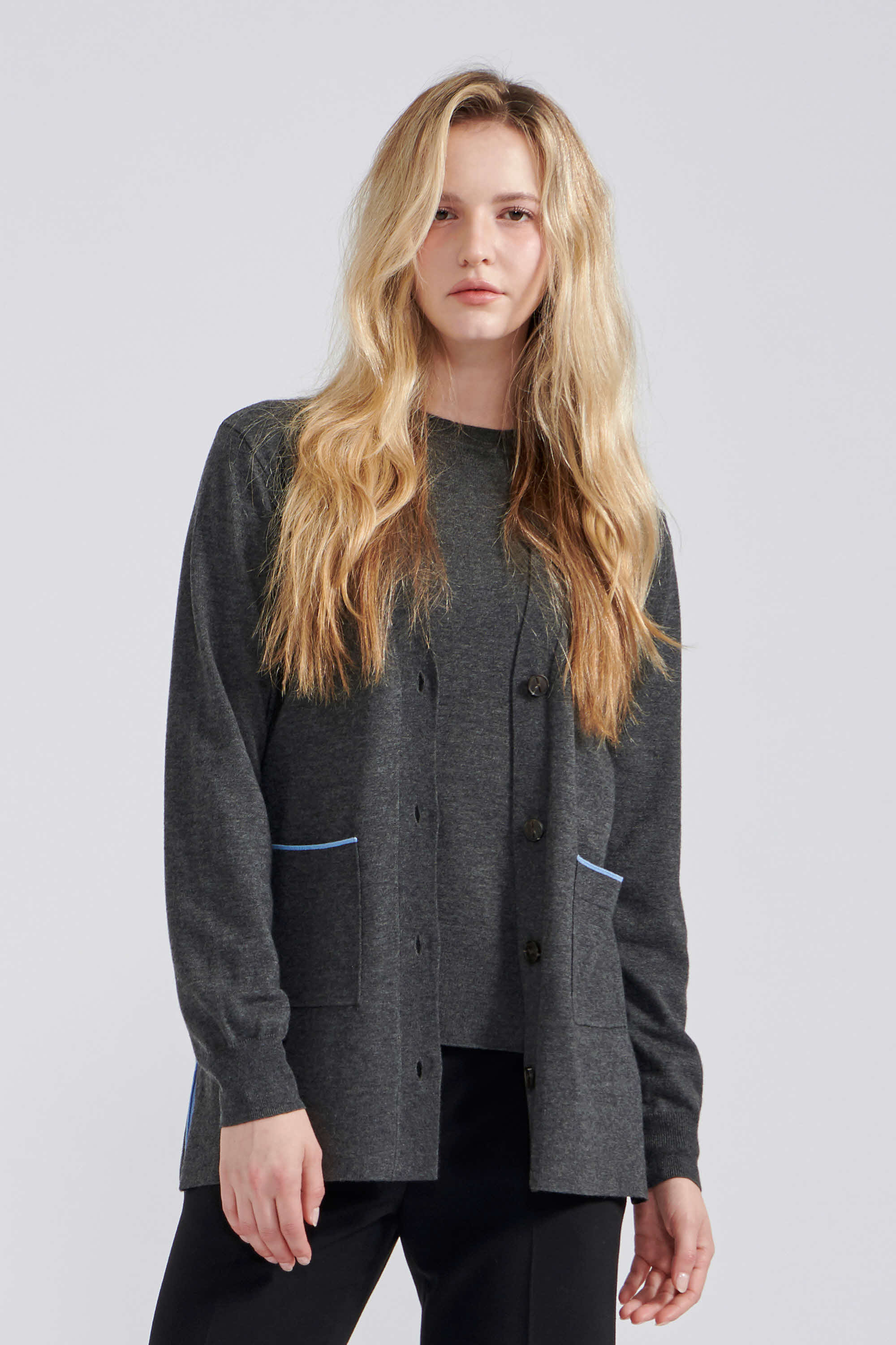 [캐리스노트] 포켓라인 배색 울 가디건 차콜