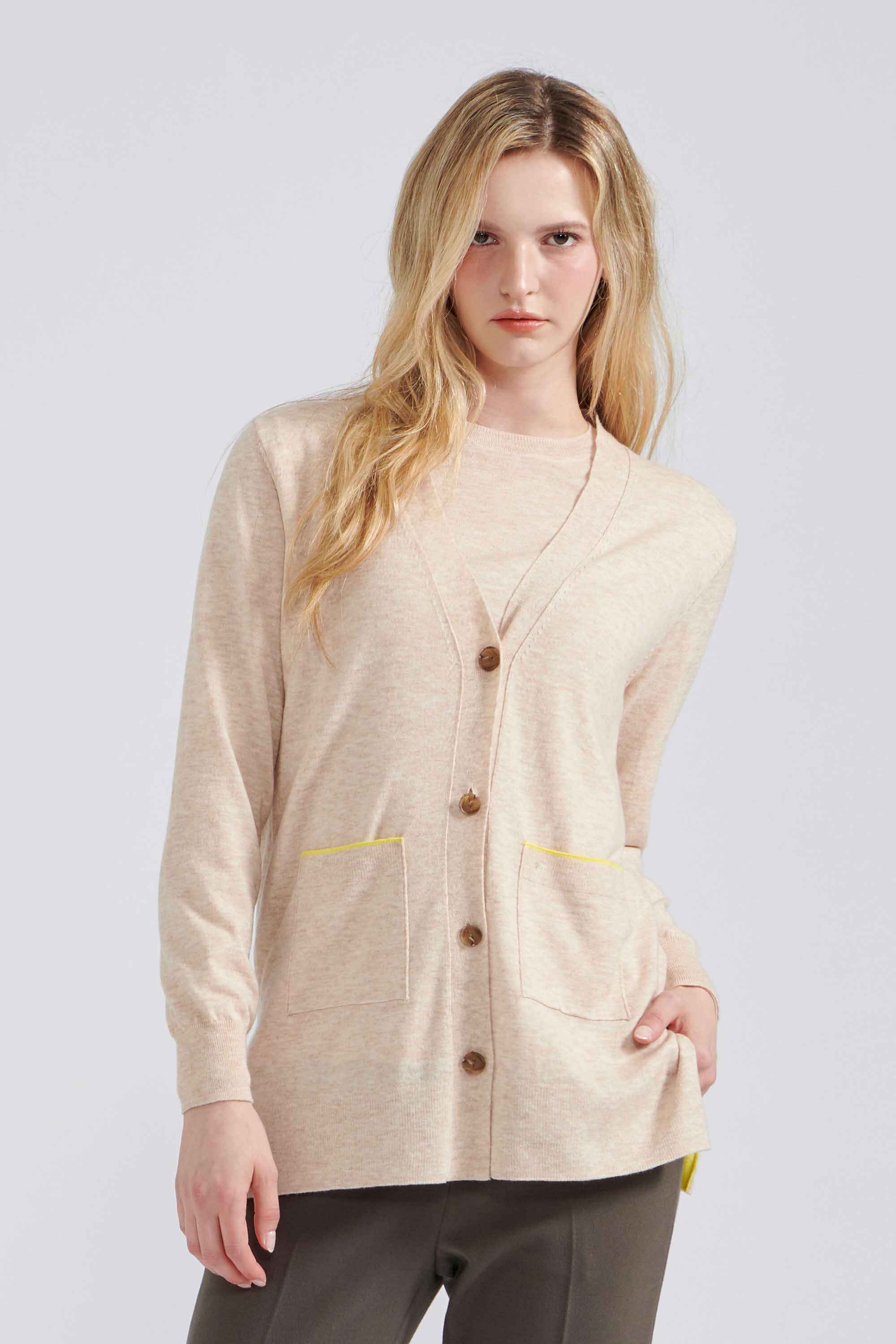 [캐리스노트] 포켓라인 배색 울 가디건 라이트베이지