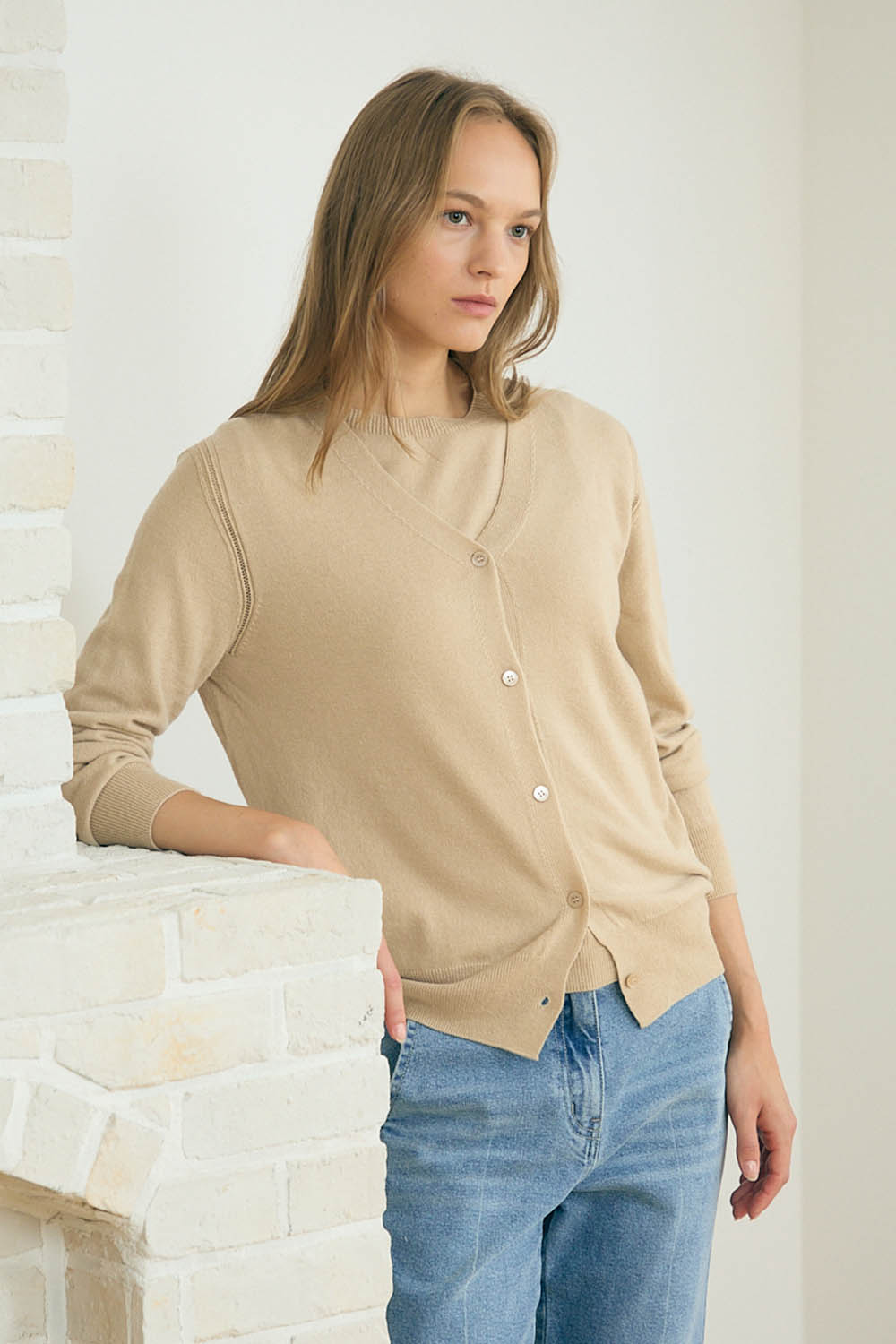 [공식몰] V넥 풀오버 가디건 베이지