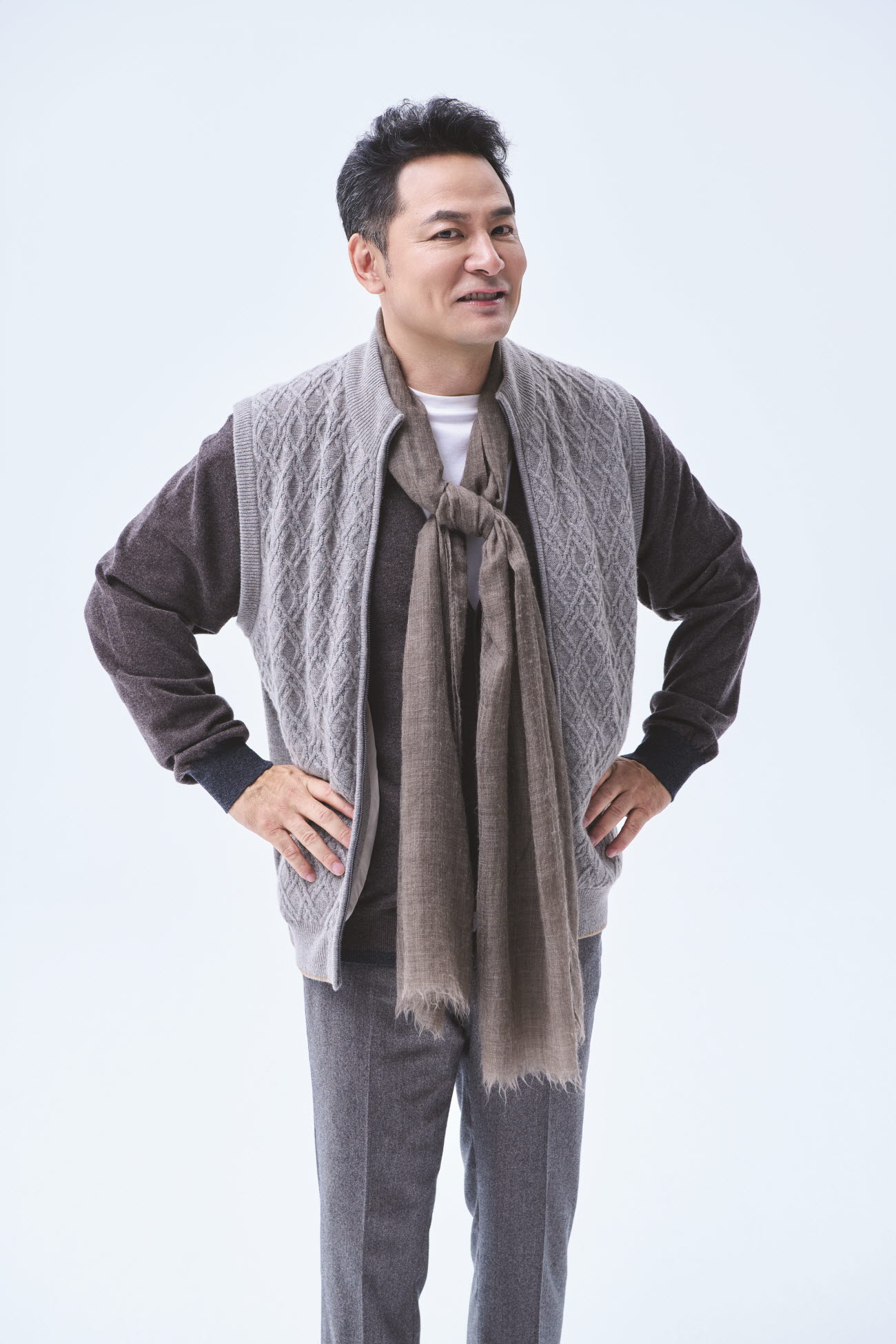 [공식몰] 배색 브이넥 버튼 니트 가디건 브라운