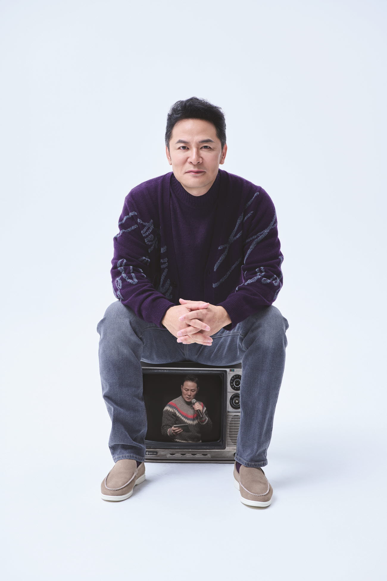 [공식몰] 레터링 자카드 브이넥 니트 가디건 바이올렛