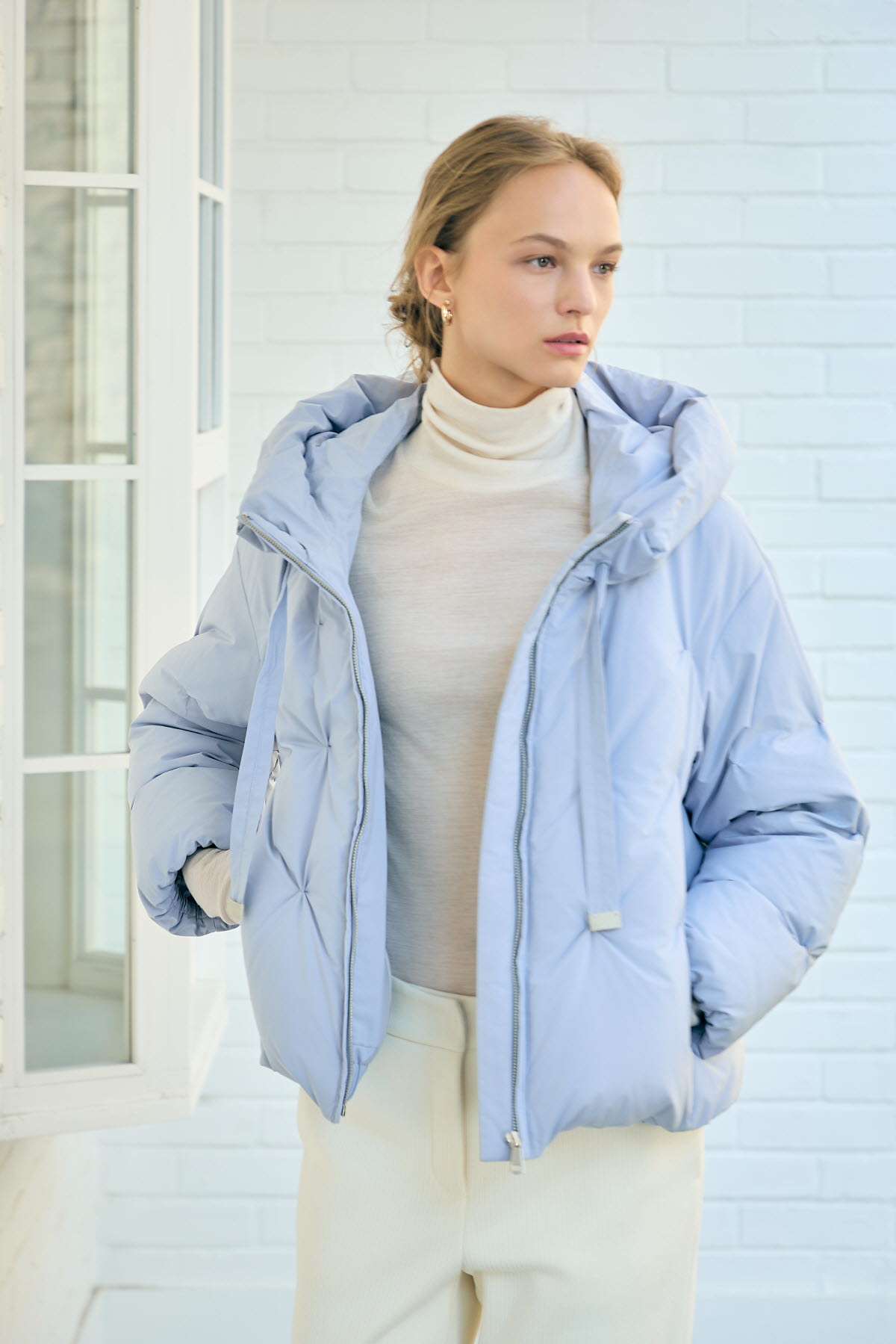 [캐리스노트] 디테일 포인트 후드 숏 다운 점퍼 라이트 블루