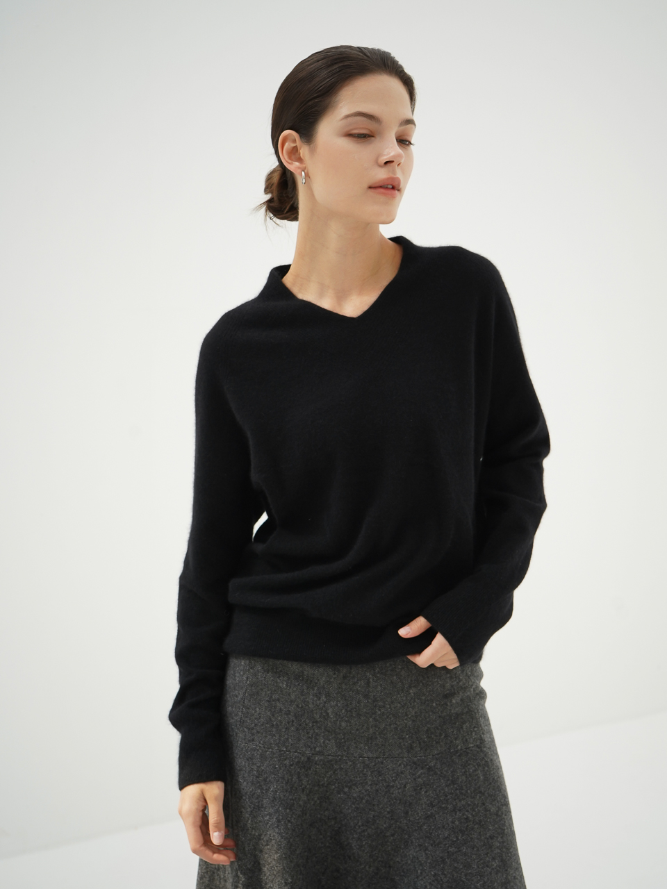 Raccoon V-neck Knit_Black