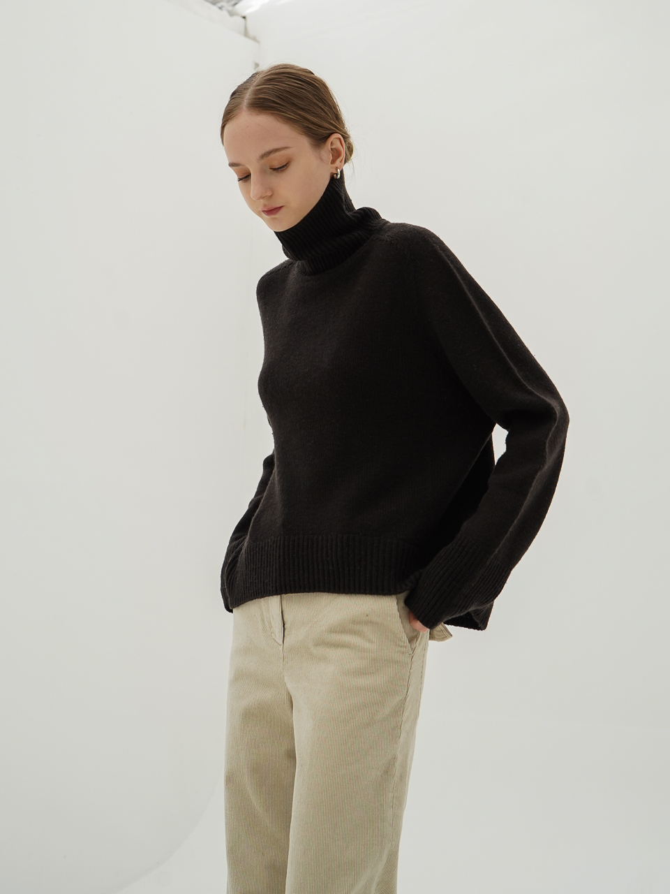 Back Button Roll-neck Knit_Black