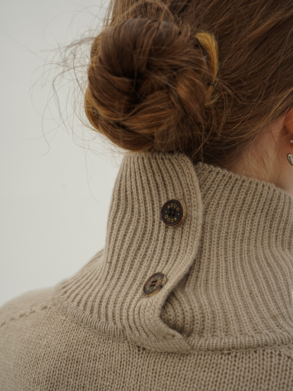 Back Button Roll-neck Knit_Beige