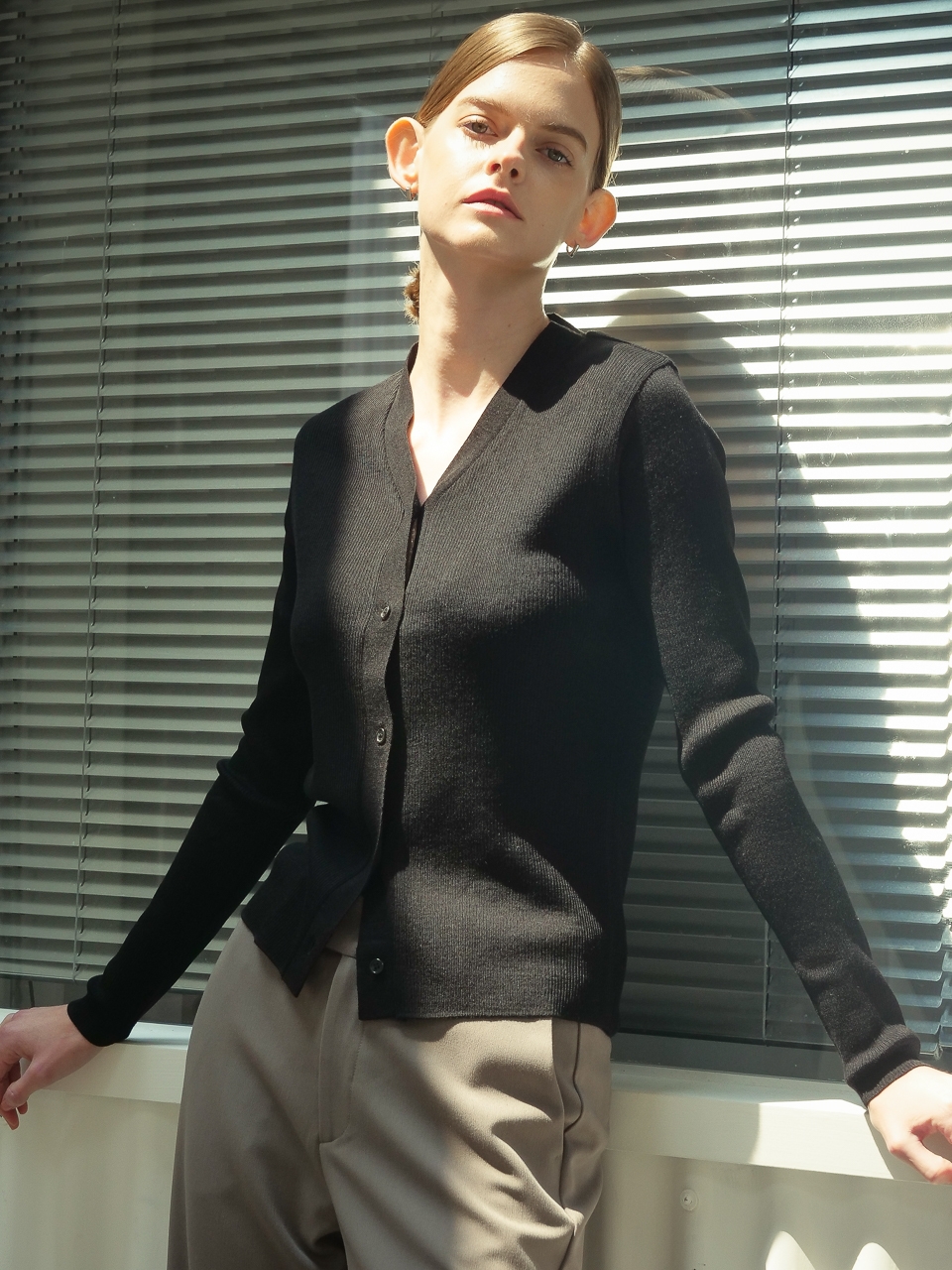 Ribbed V-Neck Cardigan _Black