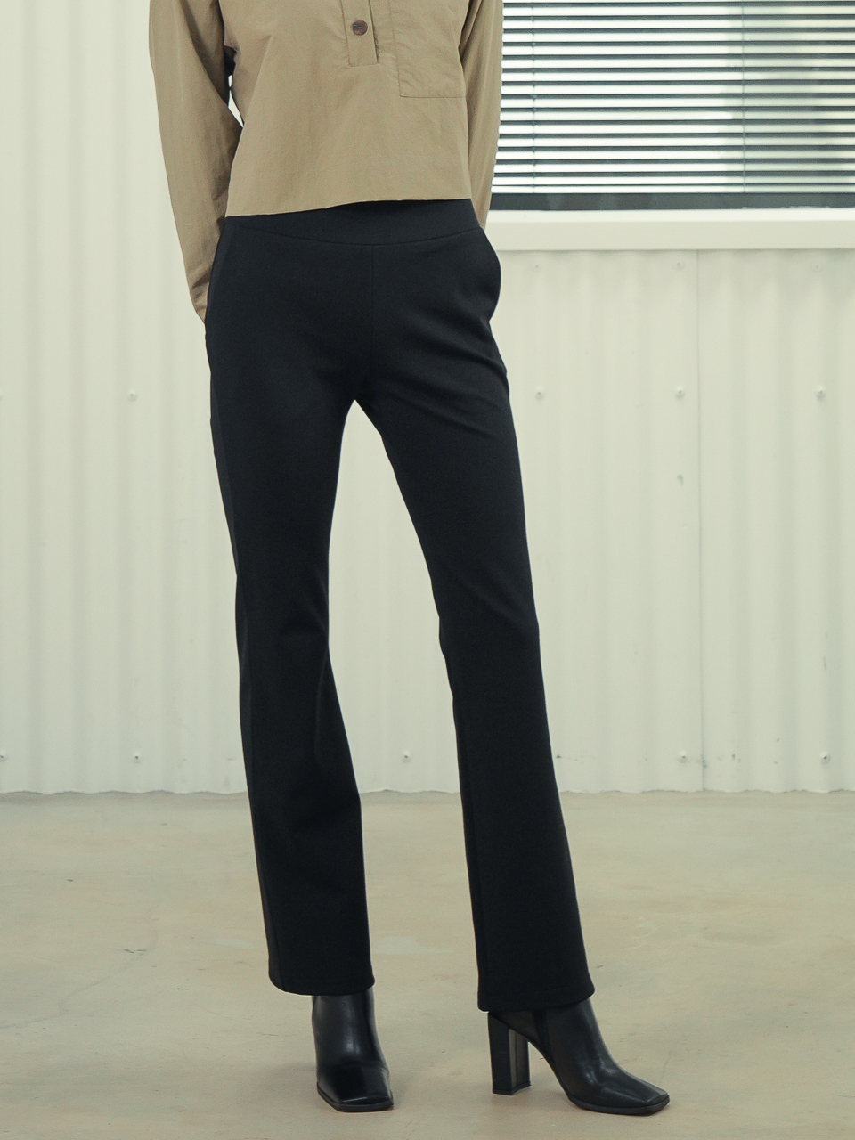 Bending Semi Bootcut Pants _Black