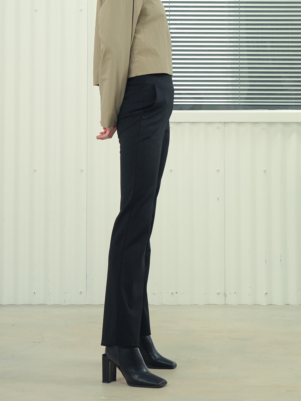 Bending Semi Bootcut Pants _Black