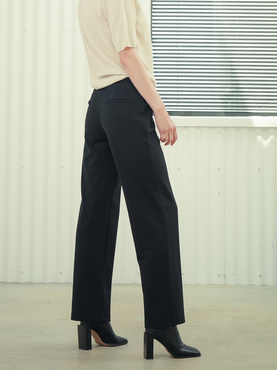 Bending Semi Wide Pants _Black