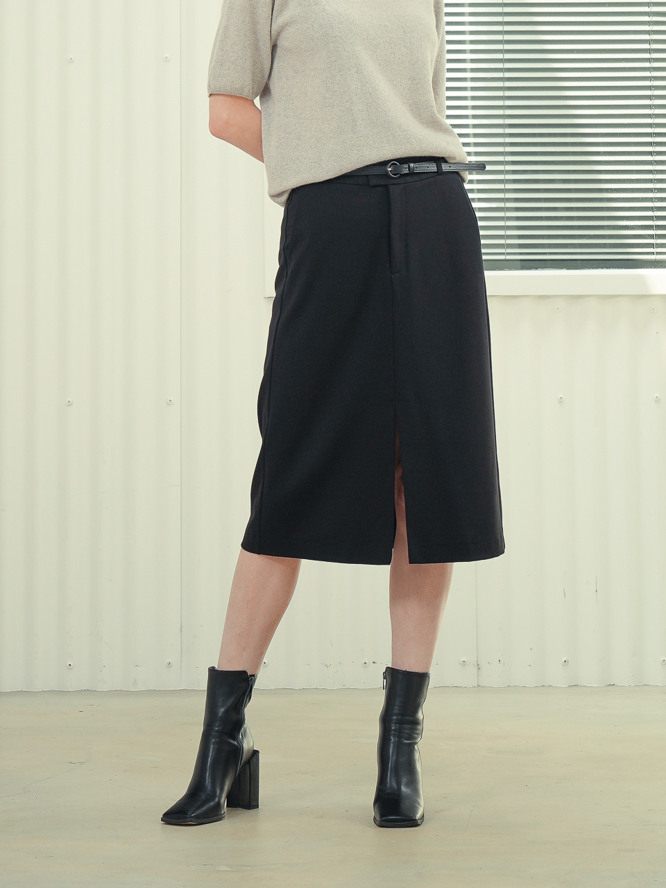 Front Slit Detail Skirt _Black