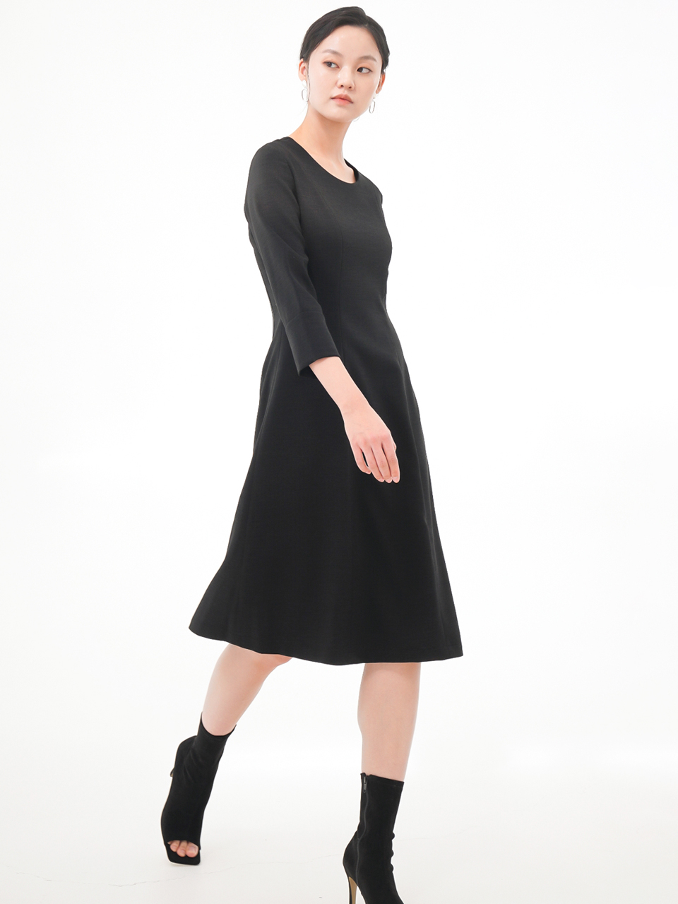 Round Neck Semi Slim Dress _Black