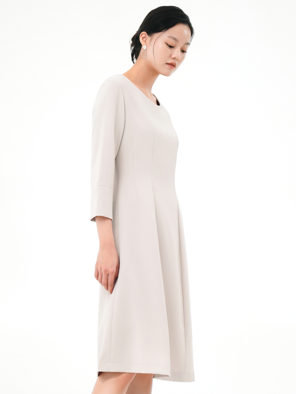 Round Neck Semi Slim Dress _L.Beige