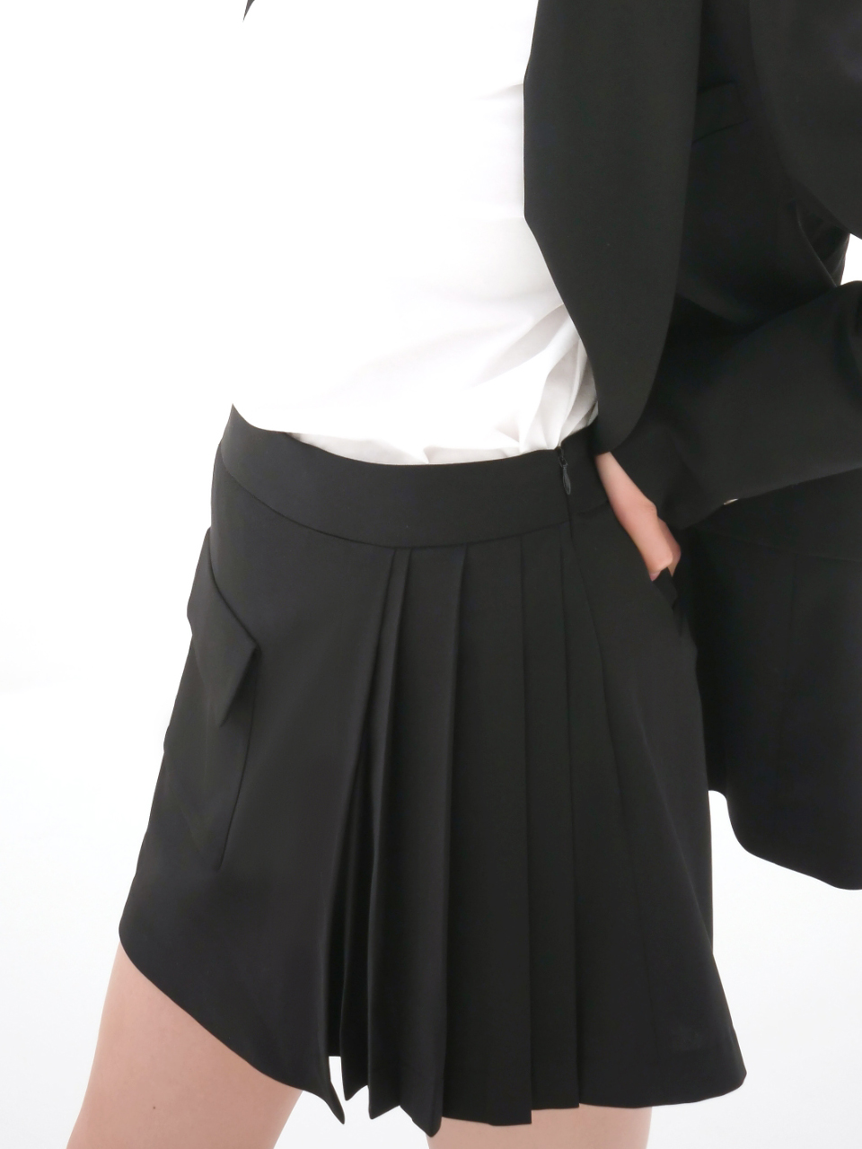 Pleated Detail Short Pants _Black