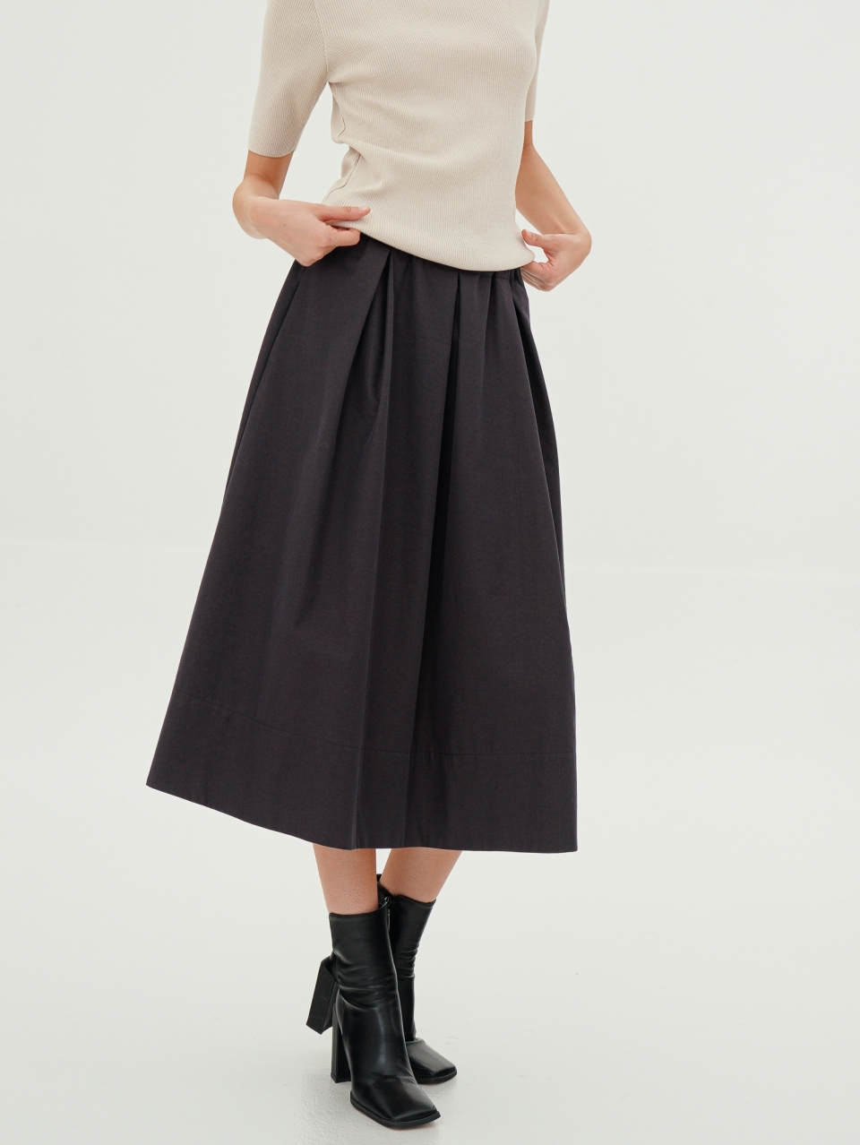 Tuck Detail Midi Skirt _ Navy