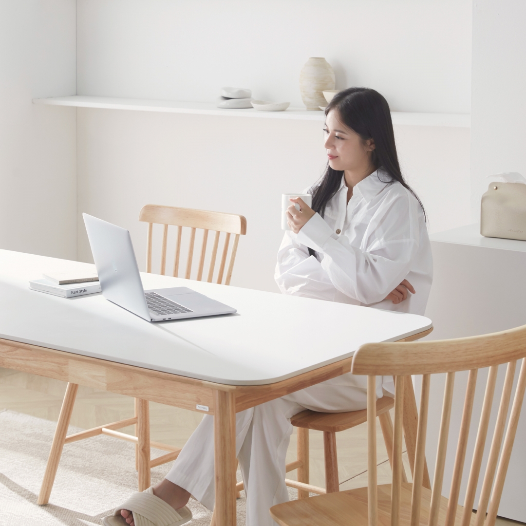 [한정수량특가] 우디 화이트 12T 통세라믹 원목 식탁 1400