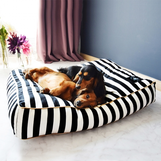 BLACK STRIPE BED