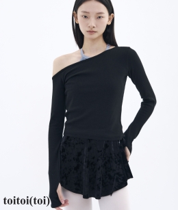 Toitoi - Tilt Shoulder Tee _ Black