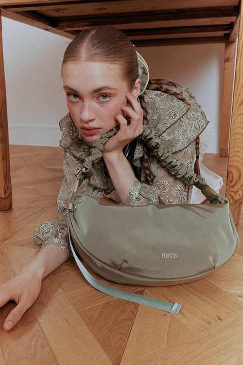 Noi Ruffle Medium Shoulder Bag (Khaki)