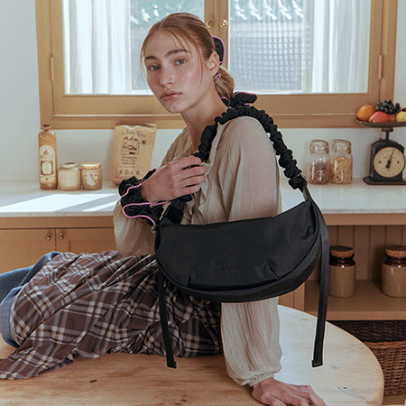 Noi Ruffle Medium Shoulder Bag (Black)