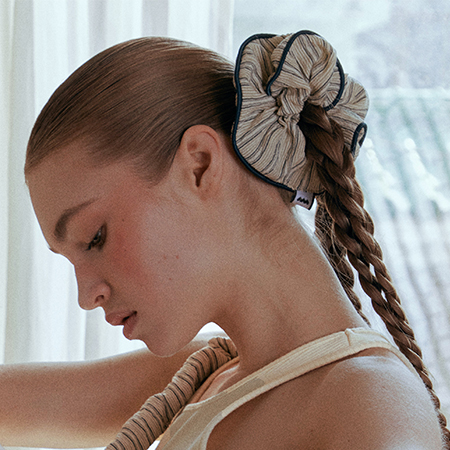 Noi Seersucker Scrunchie (Ivory)