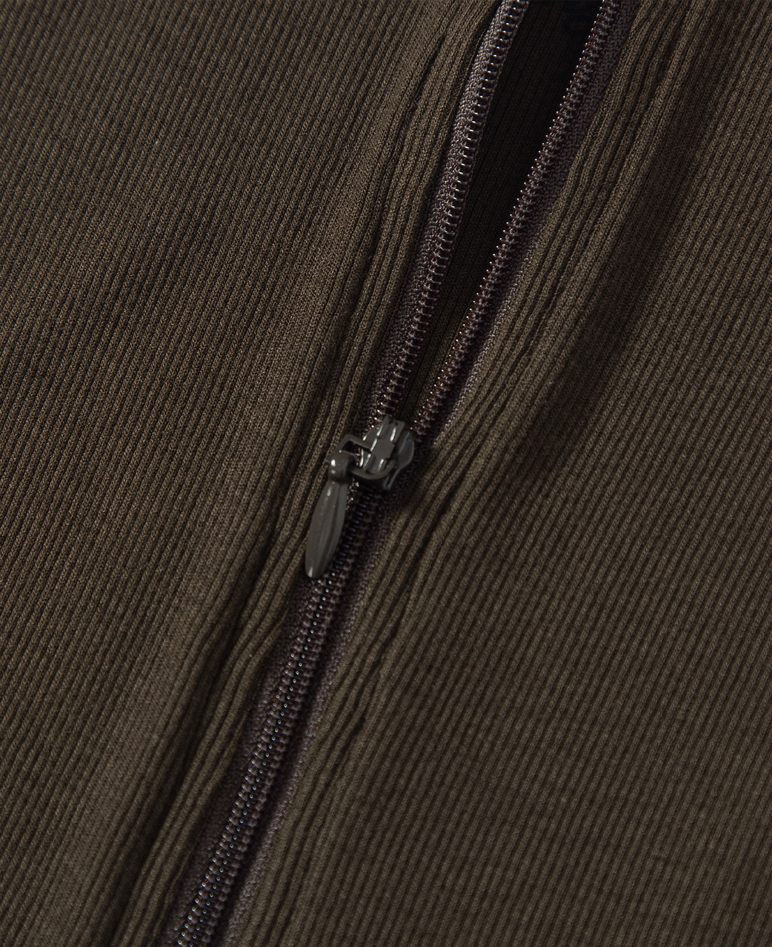 INSANE WOMEN HALF ZIP-UP SLEEVELESS_BROWN
