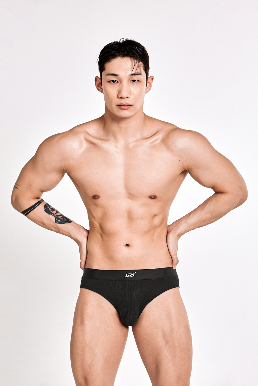 [05월 27일 예약배송] Irregular Logo brief - Black