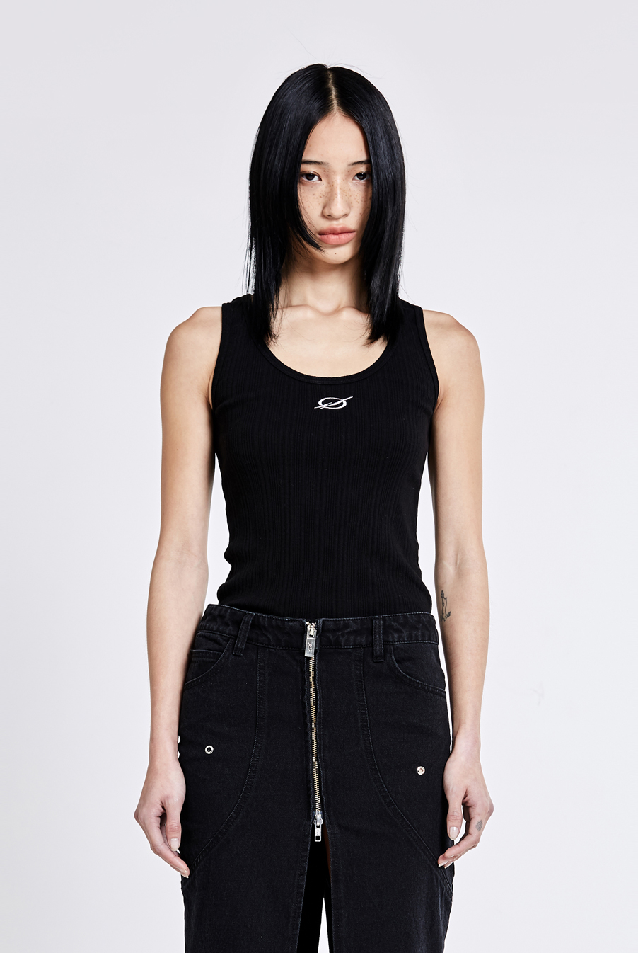 Irregular Logo embroidery Sleeveless - Black(woman)