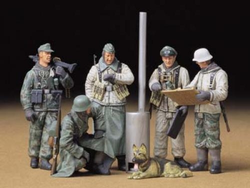 [35212] 1/35 German Soldiers at Field Briefing