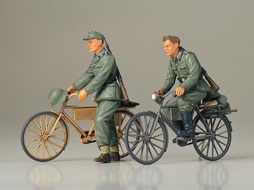 [35240] 1/35 German Soldiers with Bicycles