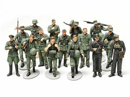 [32530] 1/48 WWII German Infantry On Maneuvers