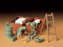 [35180] 1/35 German Tank Engine Maintenance Crew Set