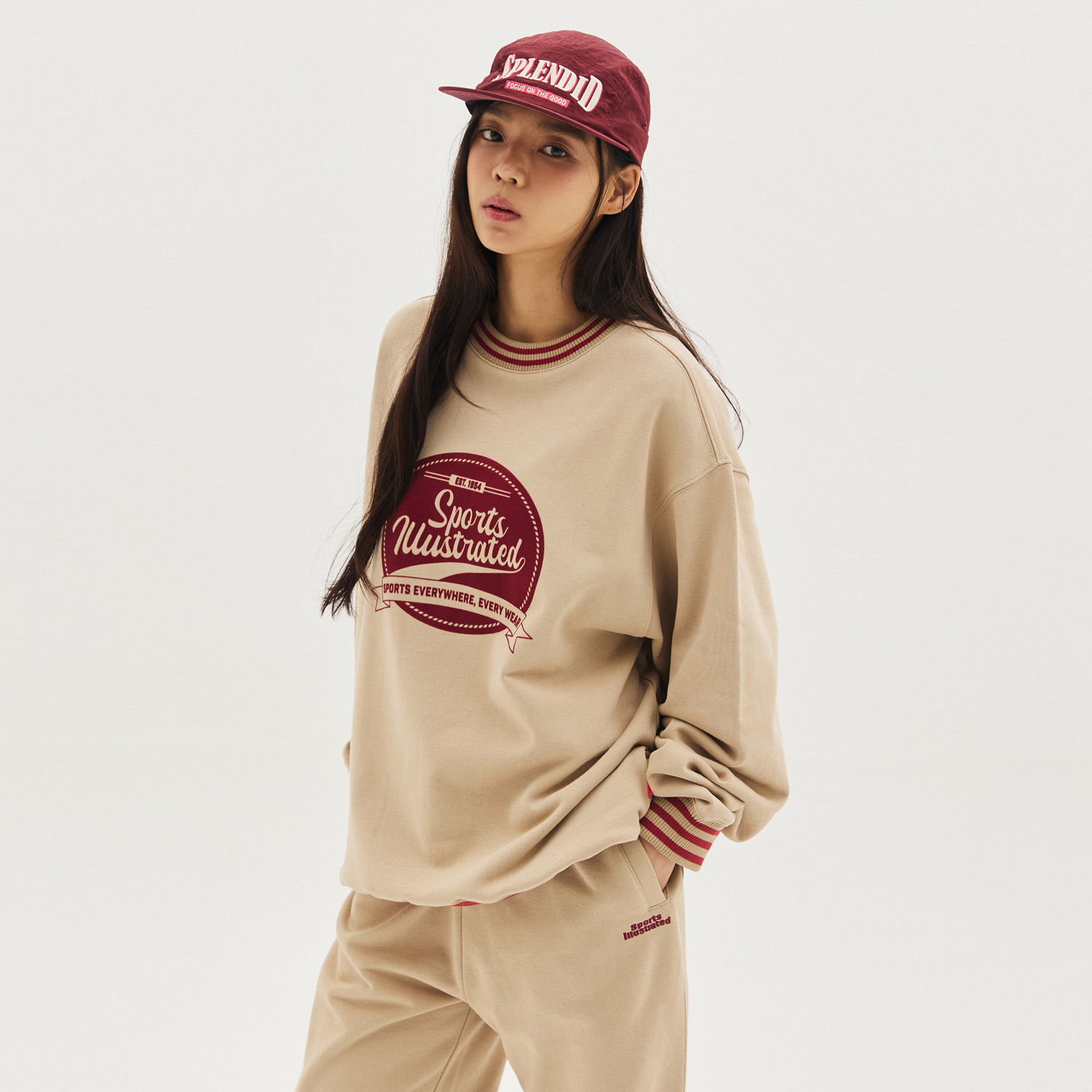 스포츠일러스트레이티드 벨벳 로고 맨투맨 (베이지)