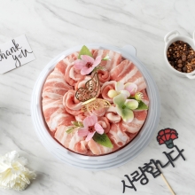 [한돈케이크] 착한고기마을 나비품은 무항생제 한돈 꽃케이크 1호 1kg (오겹살-400g / 목살-400g / 가브리살-100g / 항정살-100g)