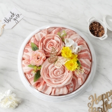 [한돈케이크] 착한고기마을 나비품은 무항생제 한돈 꽃케이크 3호 2.3kg (오겹살-1000g / 목살-1000g / 가브리살-150g / 항정살-150g)
