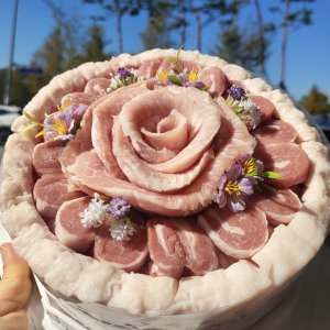 [한돈케이크] 육육축산 두근두근 한돈케이크 3호 1.7kg (삼겹살-800g / 목살-500g / 항정살-200g / 등심덧살-200g)