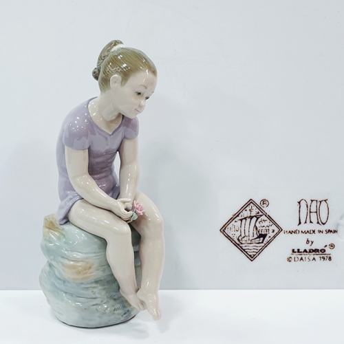 스페인 야드로 나오인형-바위에 앉아 있는 소녀(29cm)