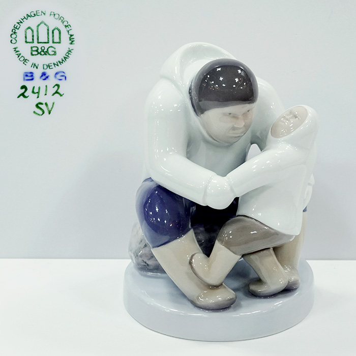 덴마크 B&G 라지 피겨린(#2412)아이를 앉는 그린란드인