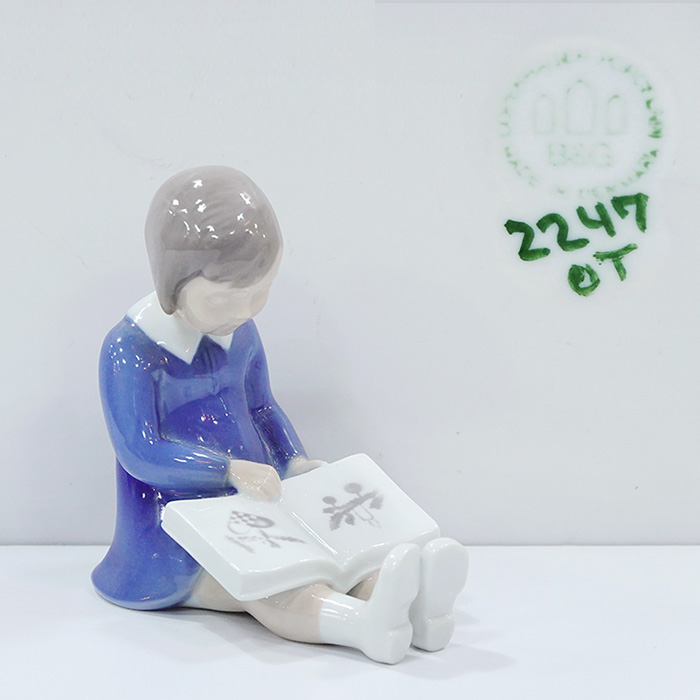 덴마크산 빙앤그뢴달 책 읽는 소녀 피겨린 #2247